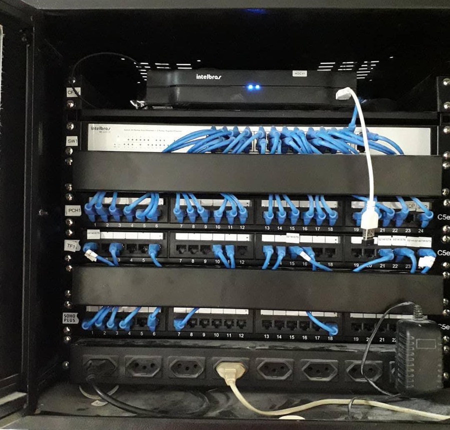 Rack de rede organizado com cabeamento estruturado, switch e patch panels instalados pela Inforsuport Telecom
